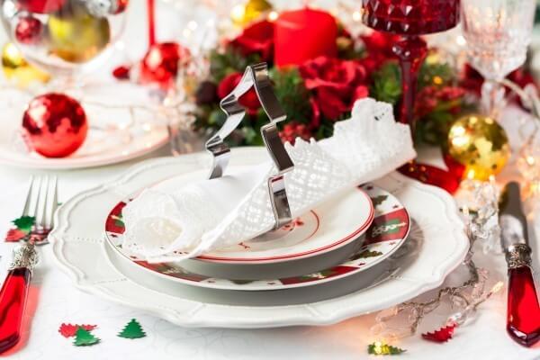 Use Christmas cookie cutters as themed napkin rings (1)