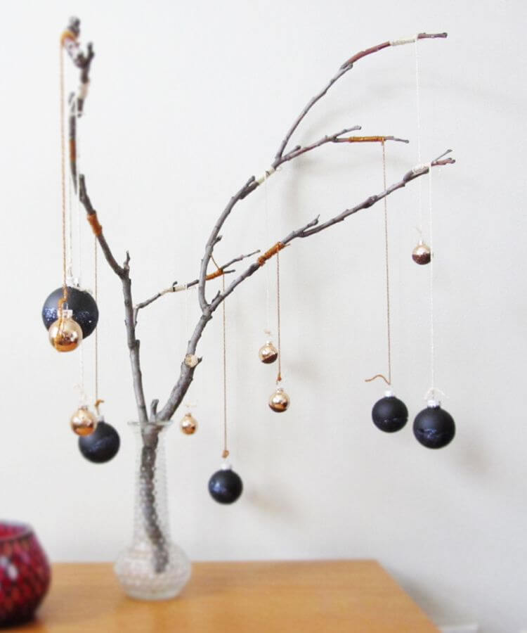 Wooden Christmas tree with black balls (1)