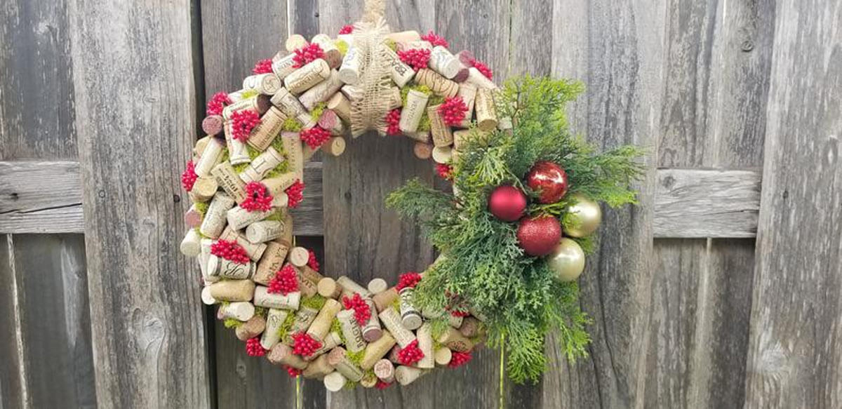 Wreath with natural decoration (1)