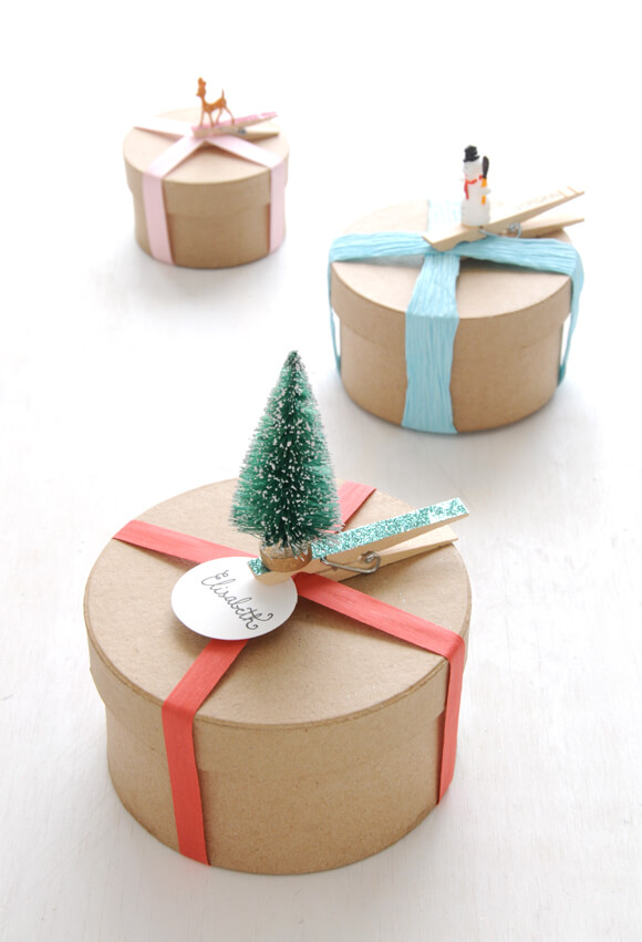 a clothespin, labels and small decorative items to personalize the gift box (1)