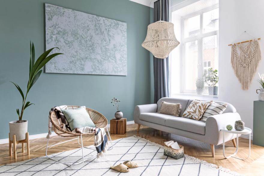 A blue-green and white living room for a boho look (1)