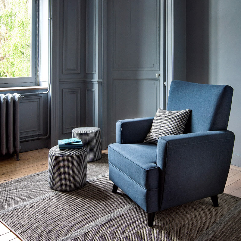 A blue living room armchair (1)