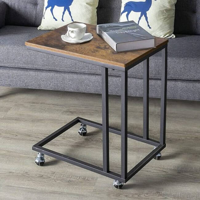 A coffee table that can be stacked on the armrest of the sofa to have a space-saving coffee table (1)