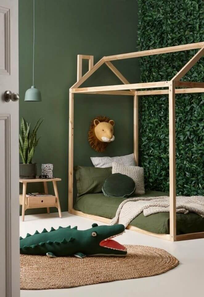 A forest green bedroom for adventurers (1)