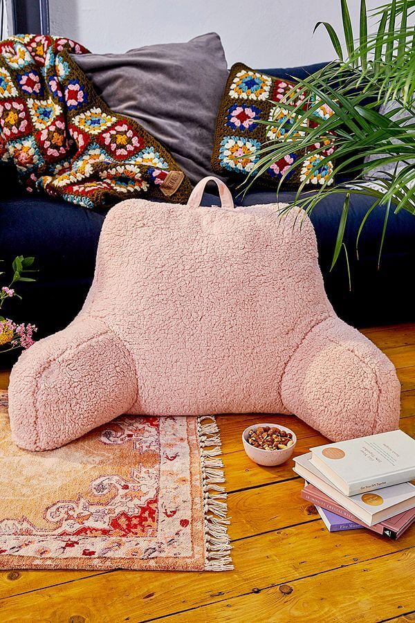 A giant plush fleece pillow (1)