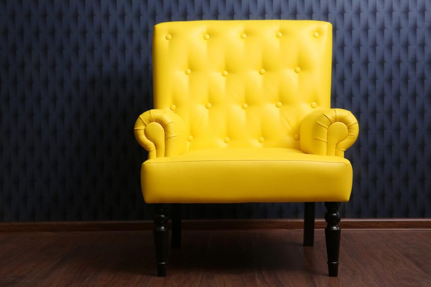 A mustard yellow armchair with capitons (1)