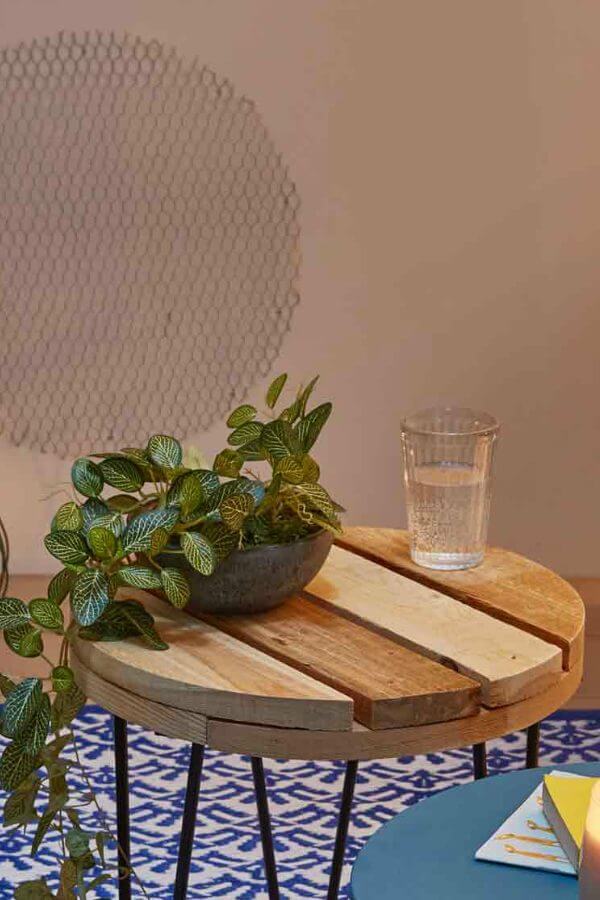 A palette to create a small side table without breaking the bank (1)