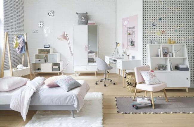 A pastel pink industrial floor lamp to decorate a teenager's room (1)