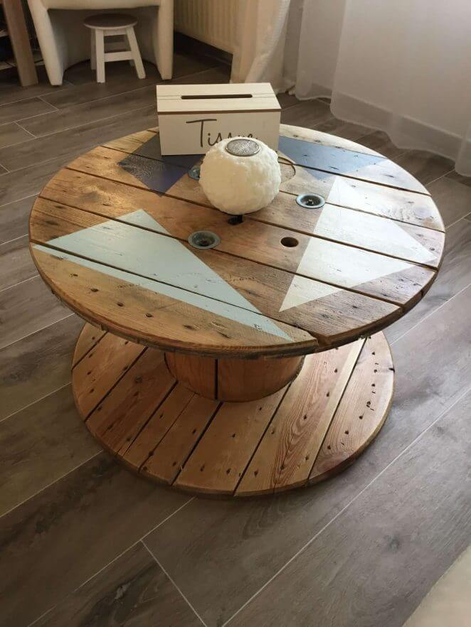A reel to create an upcycling-style coffee table (1)