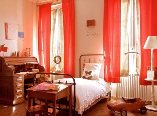 A retro-style bedroom punctuated with red (1)