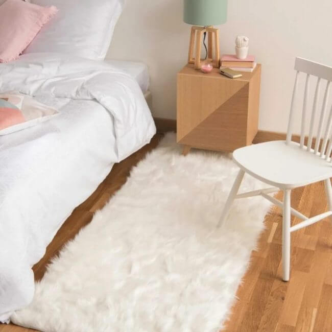 A super cozy rug as a bedside rug (1)