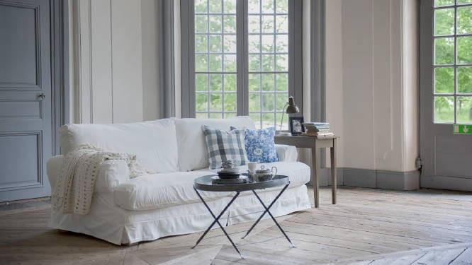 A very minimalist beige living room (1)