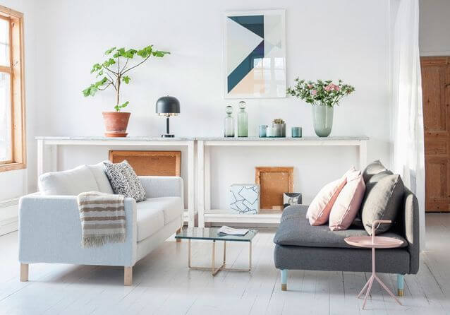 A white living room awakened by pastel touches (1)