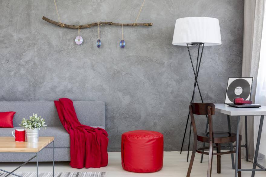 An industrial decoration in the living room with the timeless association between red and gray (1)