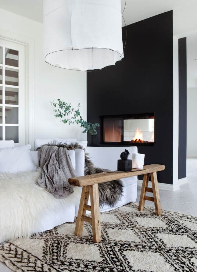 Black wall in white living room (1)