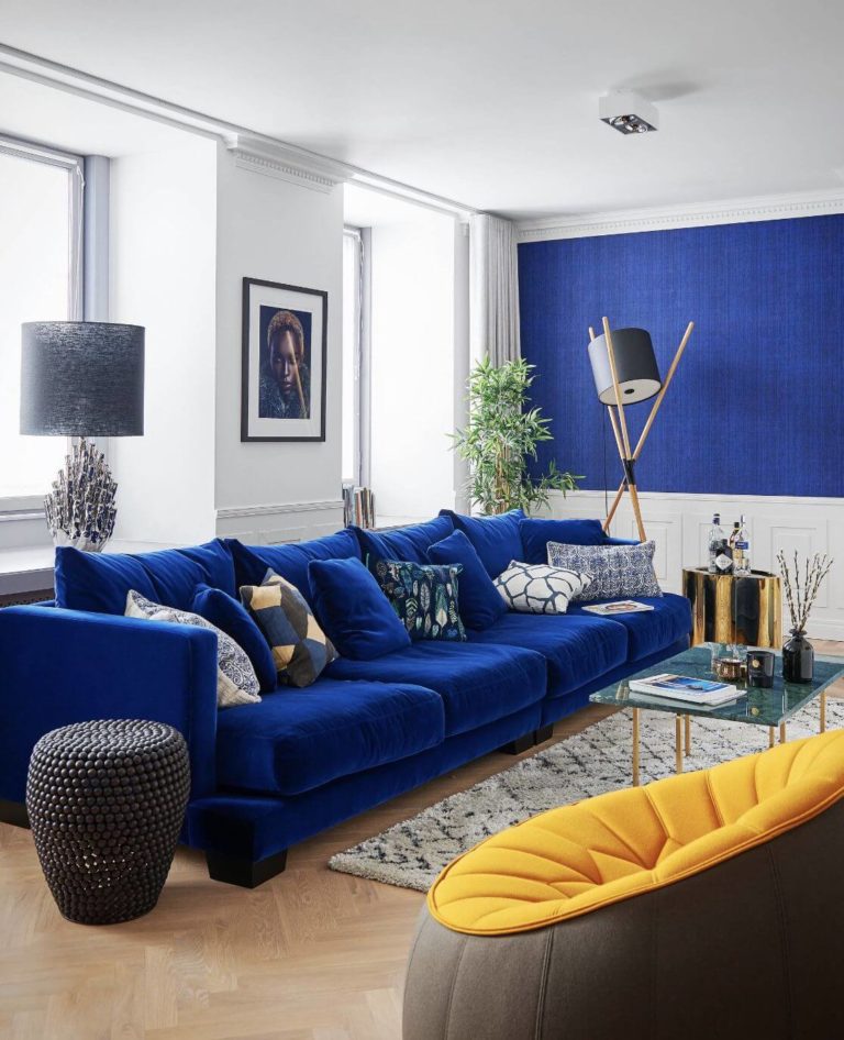 30 Ideas to Adopt a Vibrant Blue Living Room Flawssy