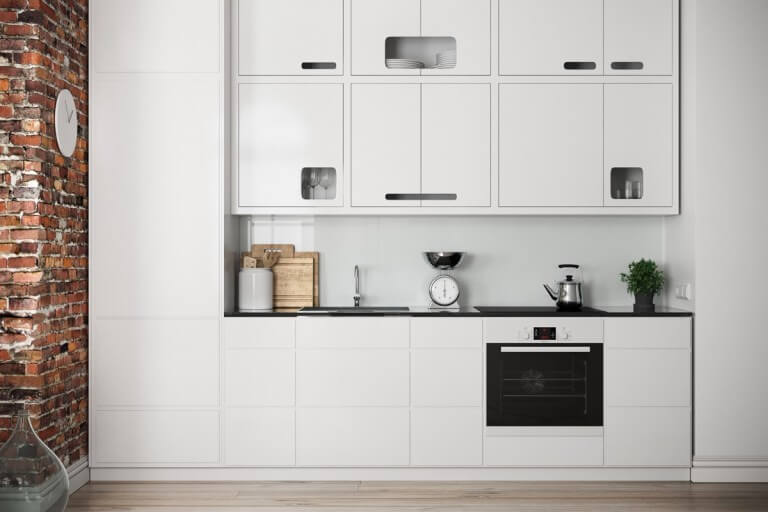 A good tip for making a hallway feel spacious is to simply  paint the walls two-tone horizontally. Opt for a dark color on the lower part and lighter on the upper part. This illusion will visually enlarge the space of your hallway . Above, the hallway is repainted in black and white, but don't hesitate to use more “ flashy  ” colors 