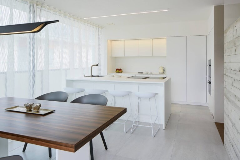 Minimalist kitchens combine white and ... (1)