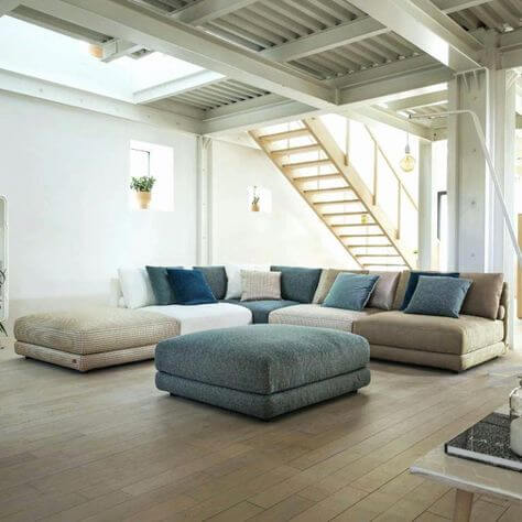Modular sofa in the center of the room (1)