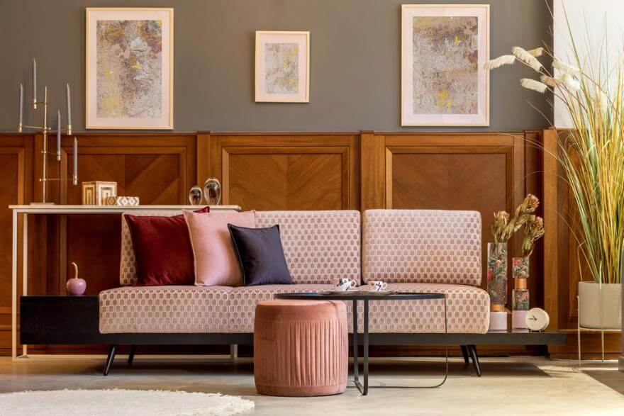 Old pink for a maximalist style living room (1)