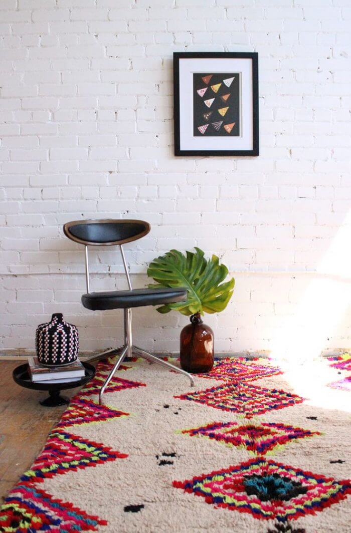We opt for the colorful Moroccan rug that will bring a little warmth to a room (1)