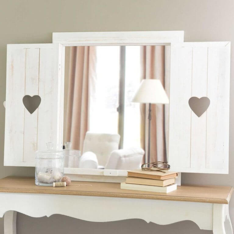 Window mirror with whitened hearts (1)