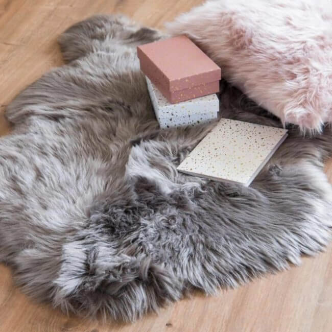 an imitation fur rug (1)