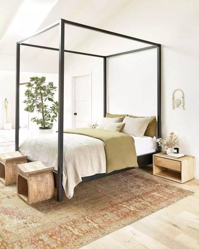 four-poster bed (1)
