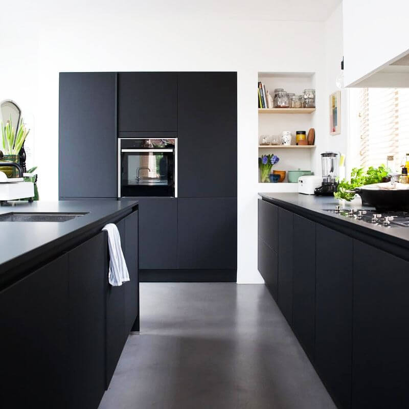 A black kitchen (1)