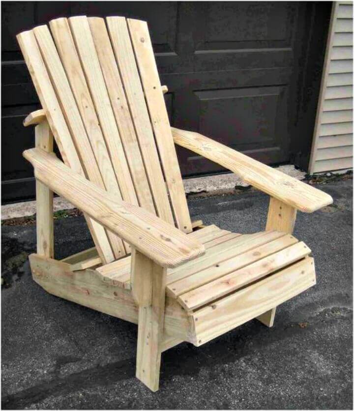 A comfortable chair in pallets (1)