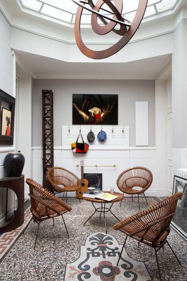 A designer living room between old and modern (1)