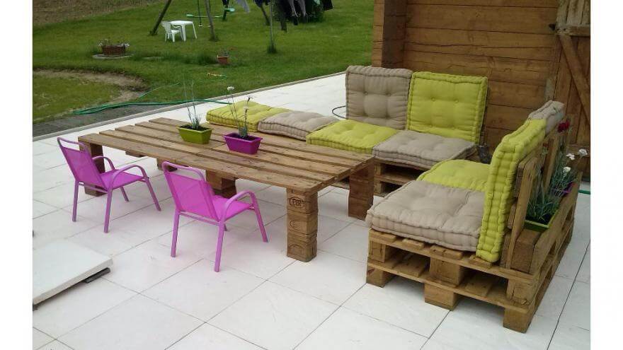 A family garden furniture in pallets (1)