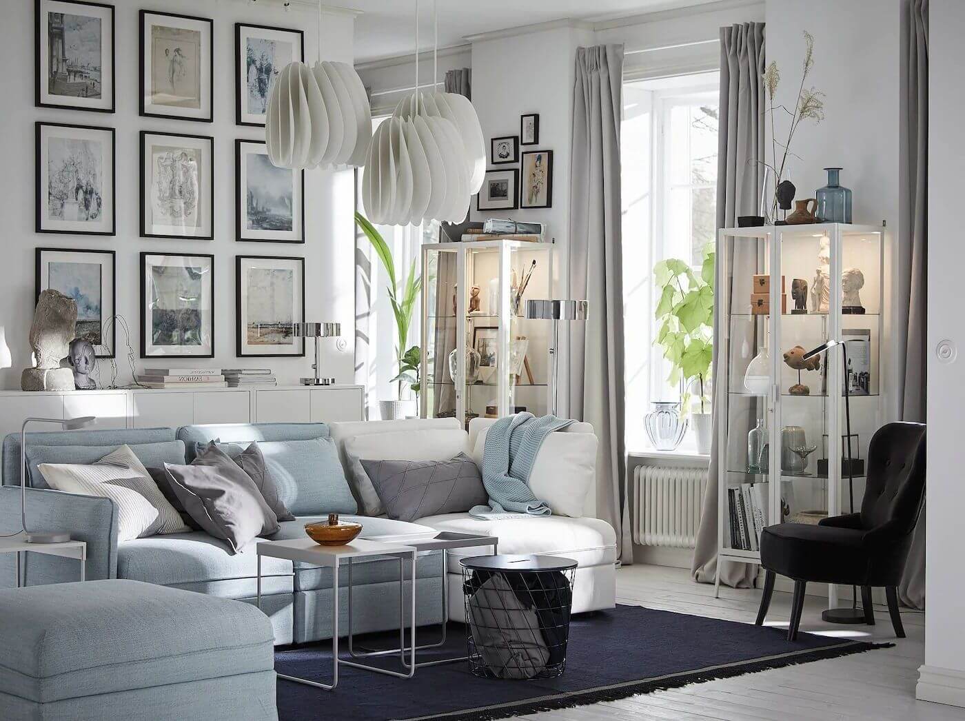 A gray living room that takes on color3 (1)