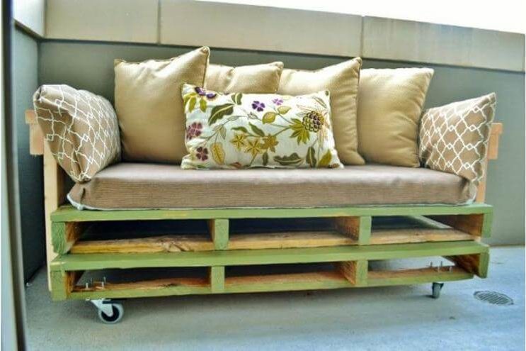 A practical pallet sofa (1)