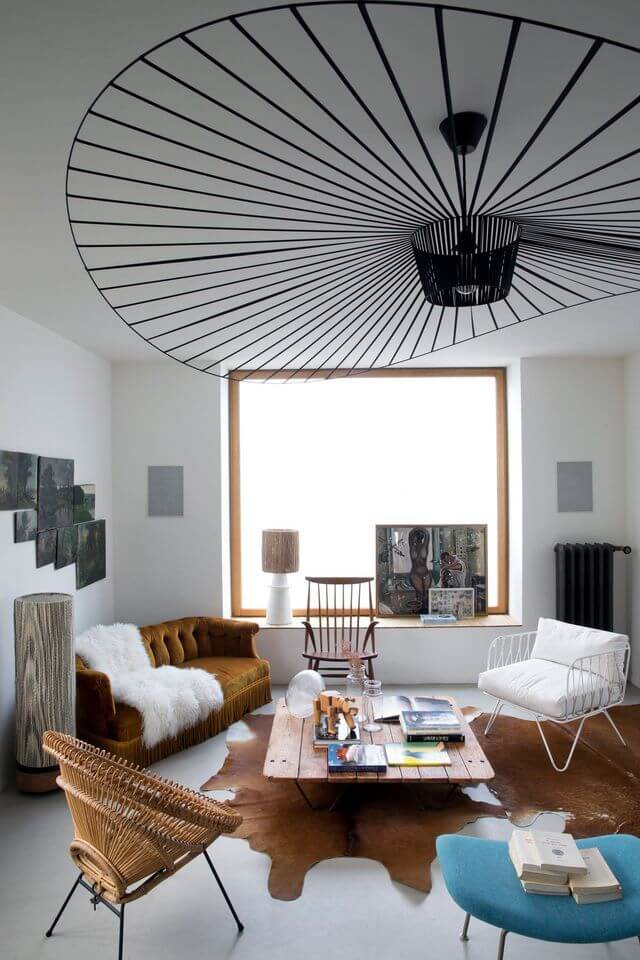 Antique furniture and contemporary furniture create a designer living room (1)