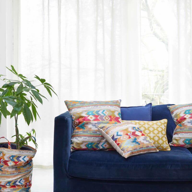 Choosing the right curtains for a living room (1)