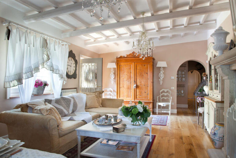 Country chic style with exposed beams (1)