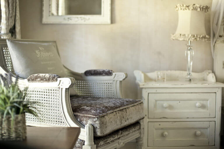 Country chic style with shabby furniture (1)