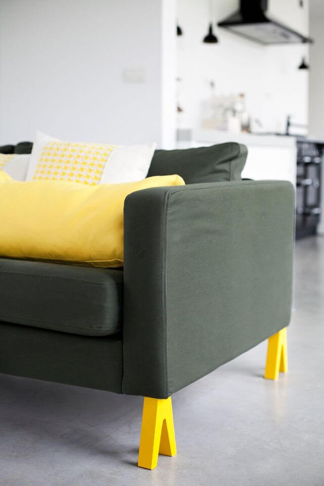 Dress up the sofa with a colorful base (1)