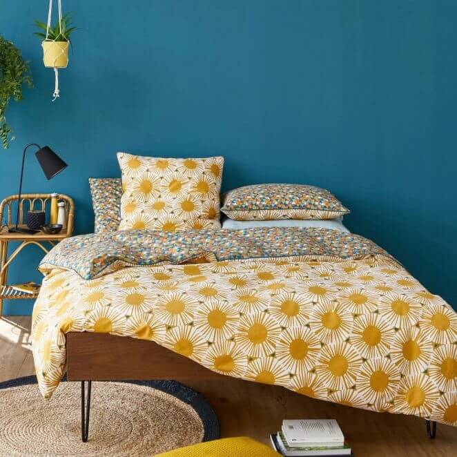 Duck blue and yellow in the bedroom (1)