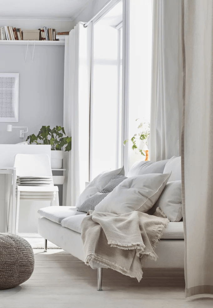 Favor white furniture for a larger living room (1)