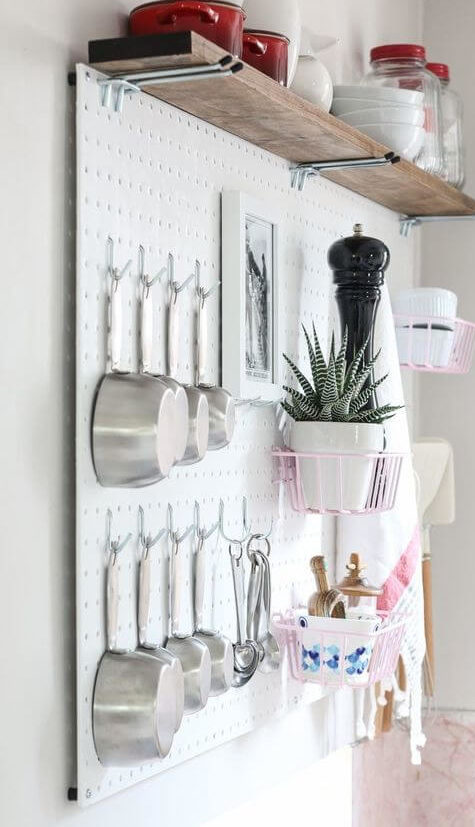 Fix a wall perforated panel to hang everything (1)
