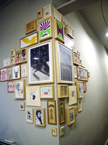 Hang your frames on the corner of the wall (1)