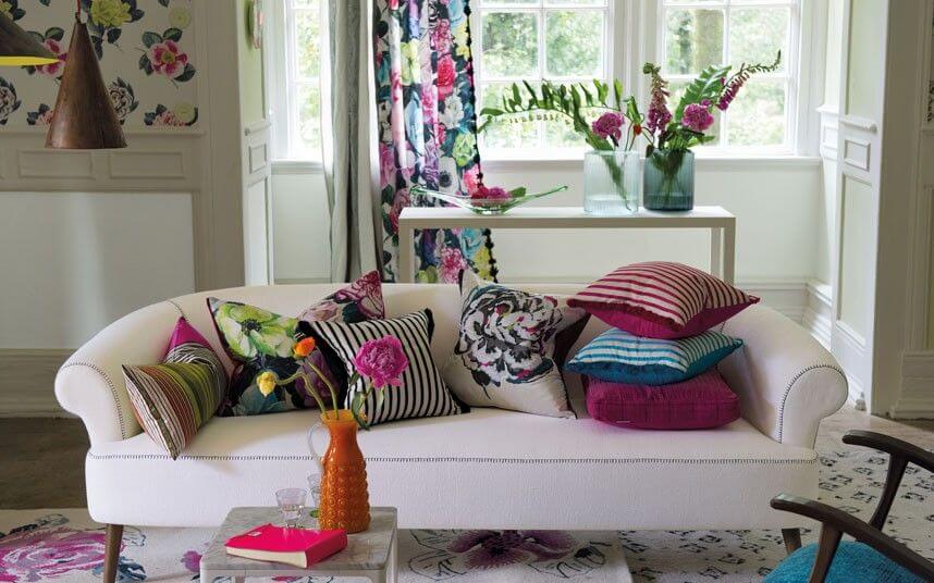 Multicolored flowers for a pop living room (1)