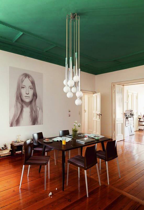 The color of the ceiling matches that of the parquet (1)
