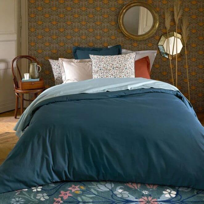 The wallpaper dictates the colors of the bed linen for a beautiful harmony (1)