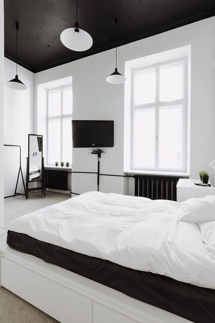 Total black and white look in this chic room with repainted ceiling (1)