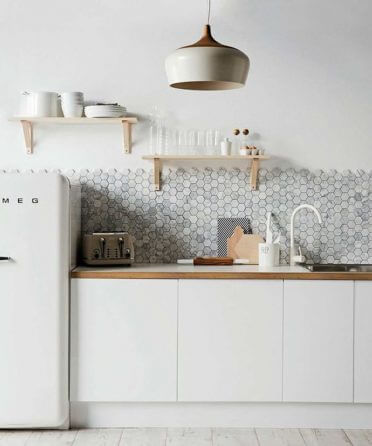 White kitchen decor ideas awakened by a character splashback (1)