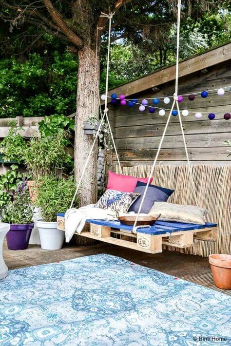 With a pallet, create a suspended bench (1)