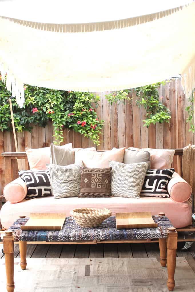 Wood and metal for this garden sofa (1)